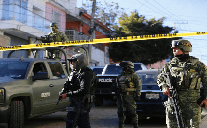 Efectivos de las fuerzas de seguridad locales llegaron a la sede del partido Morena para iniciar las investigaciones correspondientes.