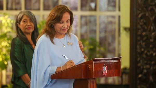 Presidenta de Perú se niega a revelar su secreto bancario a Fiscalía