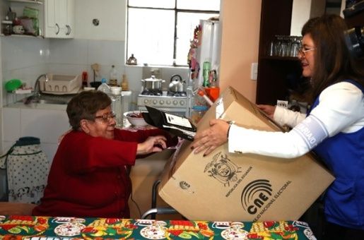 Avanza jornada de voto en casa previa a consulta popular en Ecuador