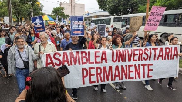 Marcha en defensa de la educación pública y el presupuesto inicia en Argentina