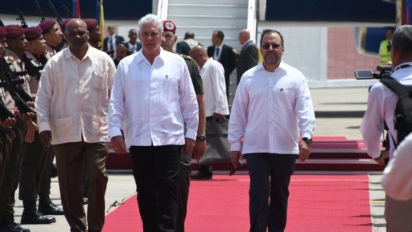 Arriba a Maiquetía, el presidente de Cuba, Miguel Díaz-Canel, quien es recibido por el canciller Yván Gil, y el secretario ejecutivo del ALBATCP, Jorge Arreaza.