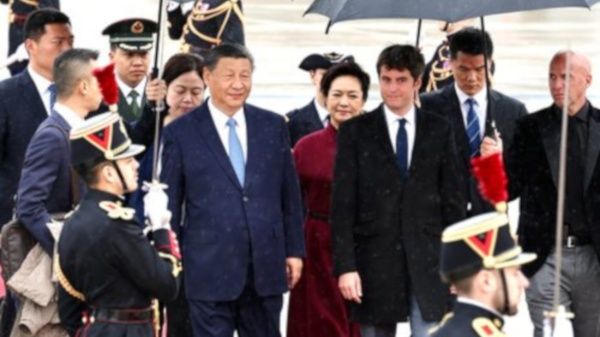 Presidente de China llega a París para visita de Estado a Francia