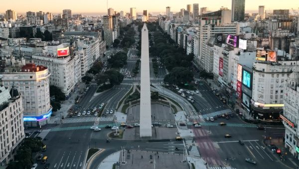 Vista de la principal avenida de Buenos Aires durante la huelga general en rechazo del modelo económico de Milei.