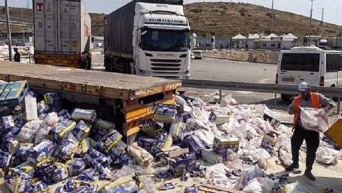 La carga de harina de trigo, arroz y otras comidas fue destruida de forma vandálica en el cruce de Tarqumiya, al sur de Cisjordania.