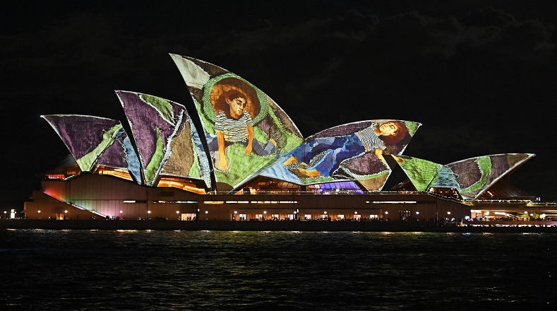 En esta muestra se exhiben más de 30 instalaciones de luces luz y proyecciones en 3D a lo largo del famoso Vivid Sydney Light Walk de 8 km, destacado por la Ópera de Sydney con la nueva e impresionante obra de arte digital Lighting of the Sails: Echo (2024).