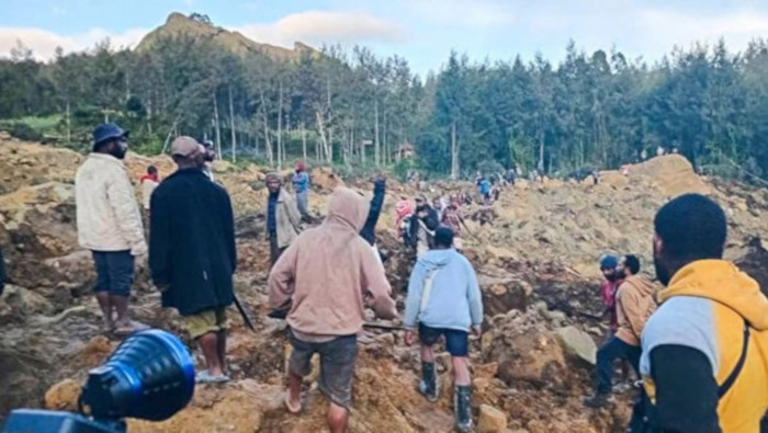 El deslizamiento de tierra destruyó la aldea de Yambili en la provincia de Enga, que está a más de 600 kilómetros (372 millas) al noroeste de la capital, Port Moresby.