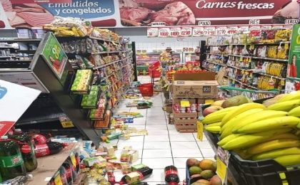 A través de medios y redes sociales se difundieron imágenes de productos que cayeron de anaqueles en supermercados de la zona de Corredores.