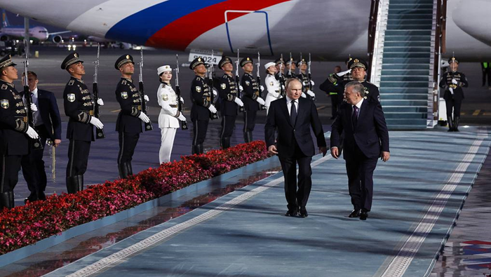 Con esta llegada a Taskent (capital), el mandatario ruso cumplimenta su tercera visita al extranjero, tras ser reelecto como presidente por quinta ocasión.