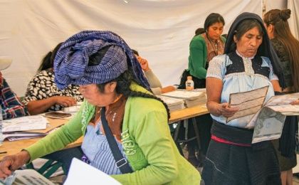 Indígenas votan en las elecciones generales mexicanas este domingo en un colegio electoral de la comunidad de San Juan Chamula, en Chiapas.