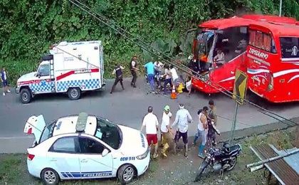 El autobús incluso golpeó a la ambulancia que había llegado al lugar y su conductor fue detenido para investigaciones.