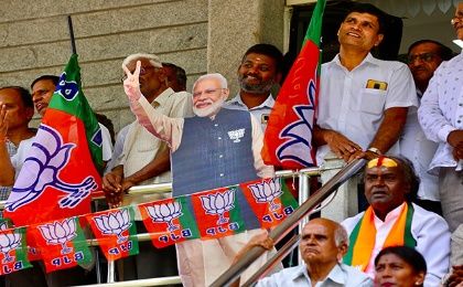 Simpatizantes del primer ministro Narendra Modi celebran la victoria electoral en las recientes elecciones generales.
