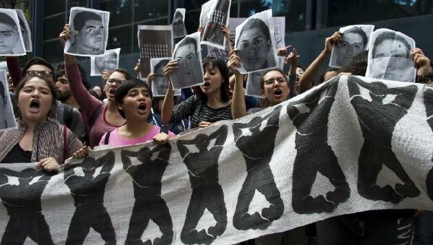 Students chant slogans on October 15, 2014 in Mexico City during a protest supporting the 43 students missing in Iguala, Guerrero State. (Photo: AFP)