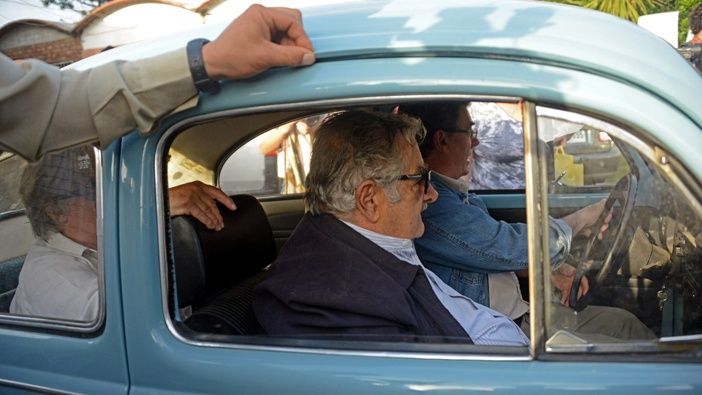 Pepe Mujica arribó al centro en su Volkswagen y acompañado por su esposa. (Foto: EFE)