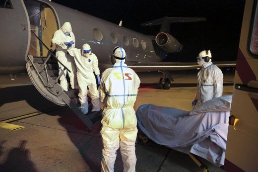 Médico cubano llega a Ginebra para recibir tratamiento contra el ébola.