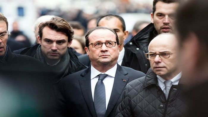 Hollande dice que sabía de las amenazas contra el periódico