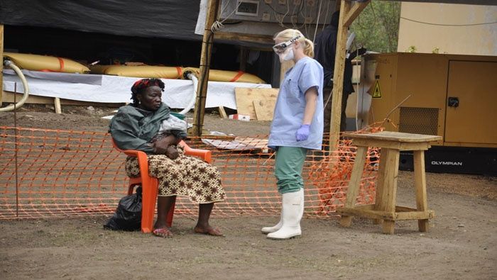Trabajador de la salud atiende a una persona en el África Occidental. Foto: MSF